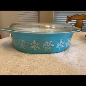 Pyrex snowflake w/ lid